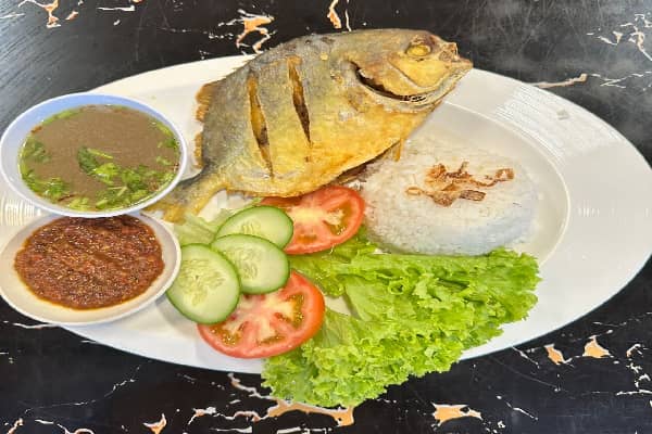 Set Nasi Ikan Bawal(Free Air Sirap)
